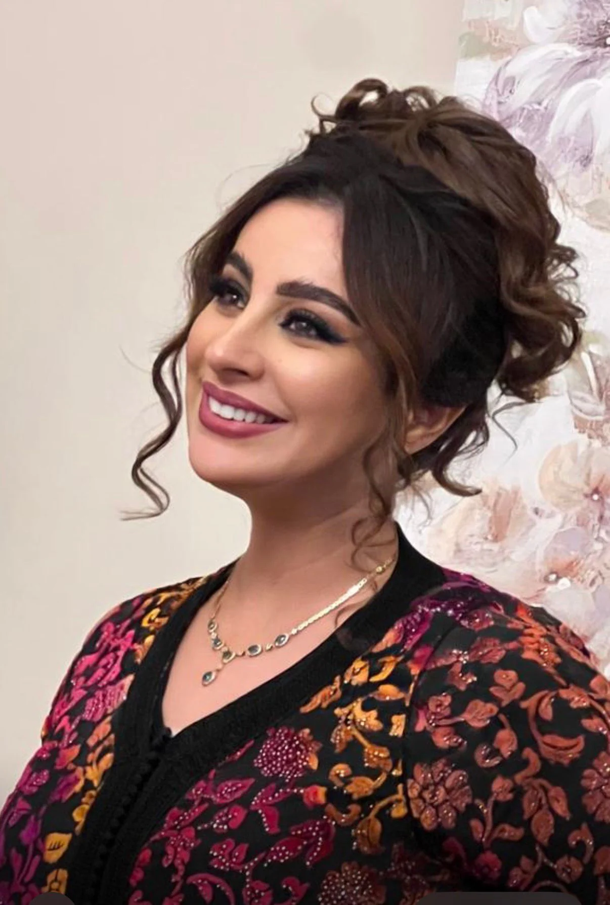 Lalla smiling in a warm Nilia Luxe lash look